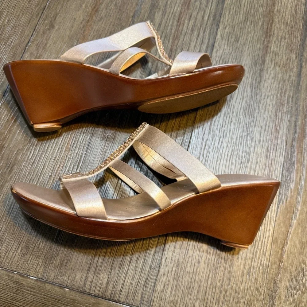 Italian Shoemakers Womens Rose Gold Rhinestone in Gold Wedge Sandals‎ 9.5W Italy